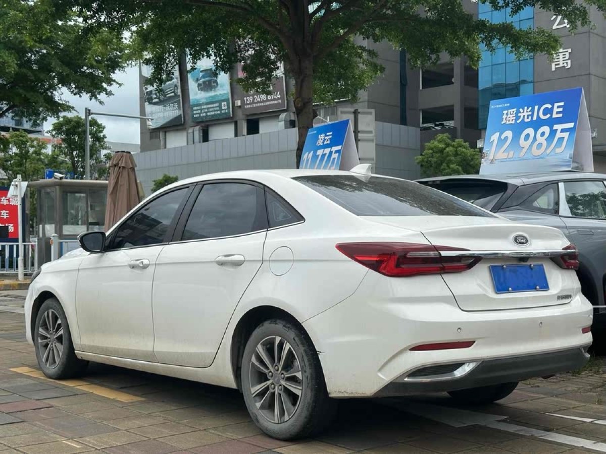 福特 福睿斯  2021款 1.5L 自動(dòng)鉆石版圖片