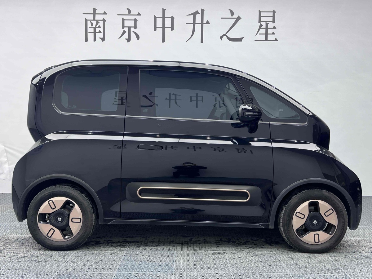 寶駿 寶駿KiWi EV  2022款 藝術(shù)家輕享版 三元鋰圖片