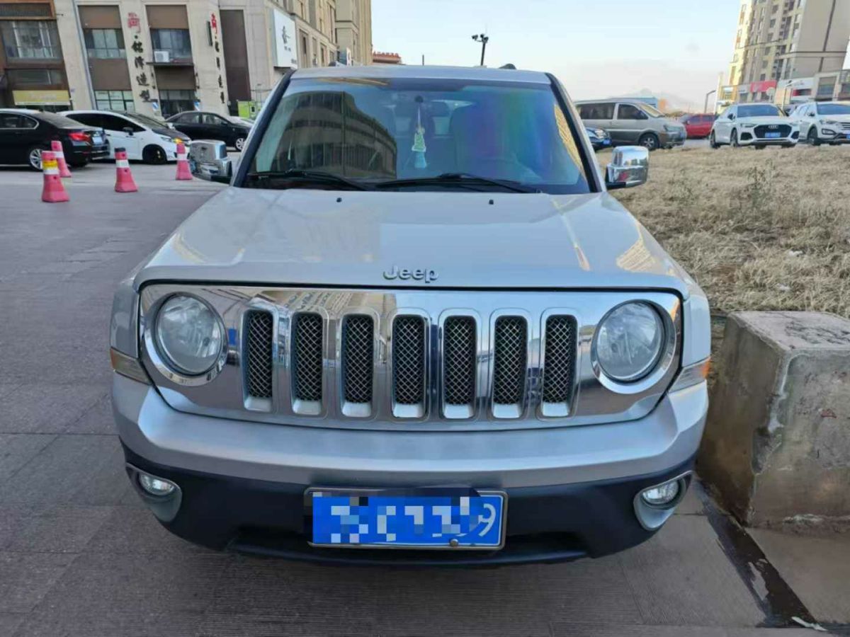 Jeep 自由客  2013款 2.4 豪華導(dǎo)航版圖片