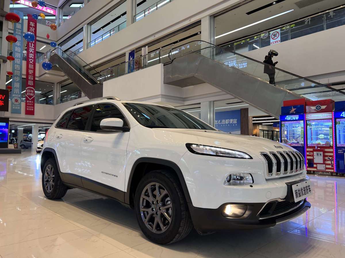 Jeep 自由光  2020款 2.0L 兩驅(qū)經(jīng)典運(yùn)動(dòng)版圖片