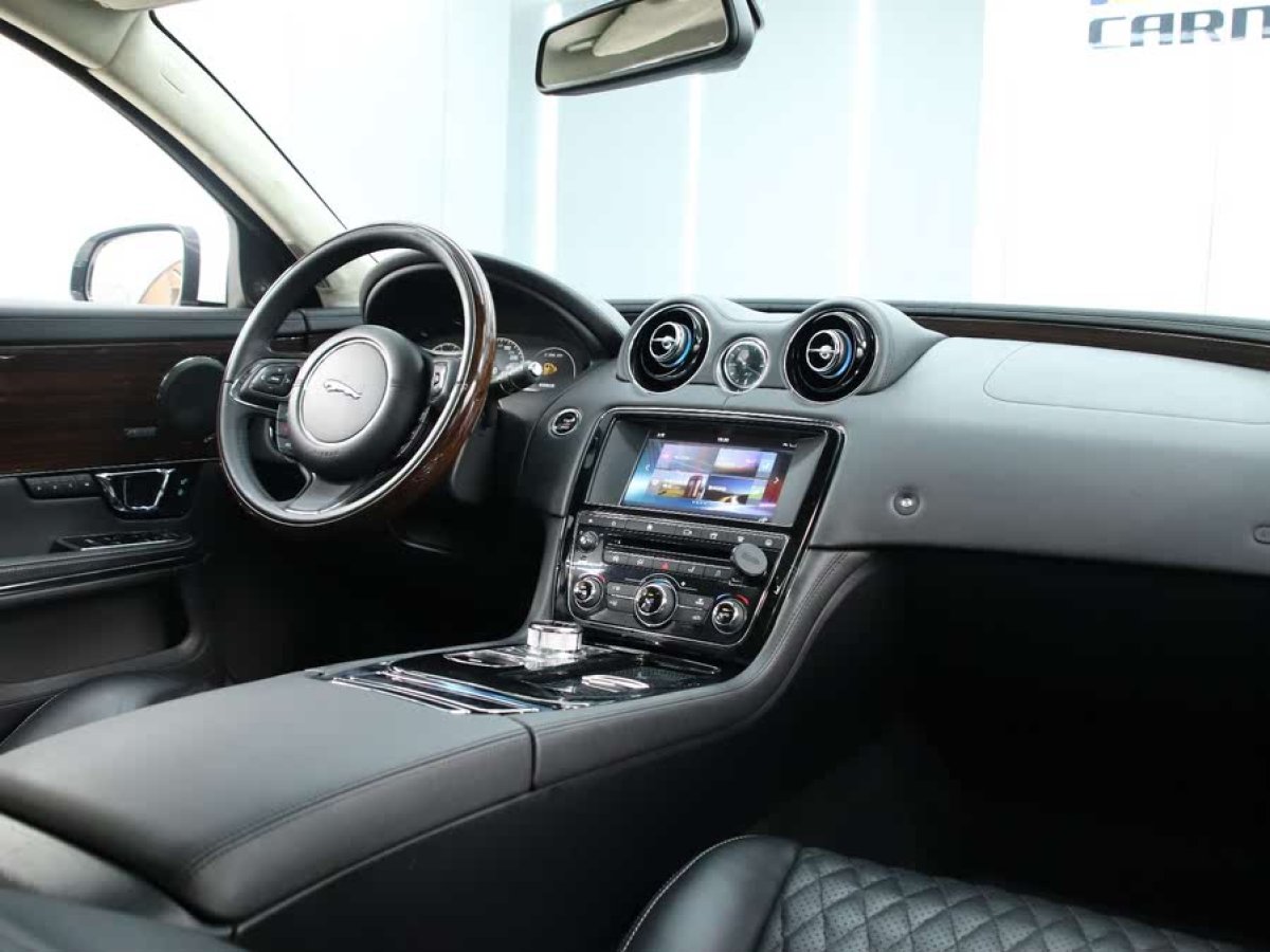 捷豹 XJ  2016款 XJL 3.0 SC 四驅(qū)旗艦商務(wù)版圖片