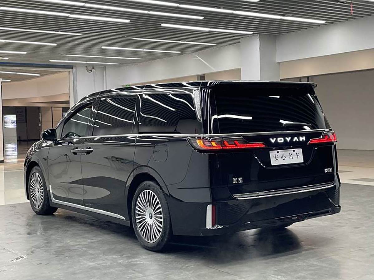 嵐圖 夢(mèng)想家  2025款 PHEV 四驅(qū)尊貴鯤鵬版圖片