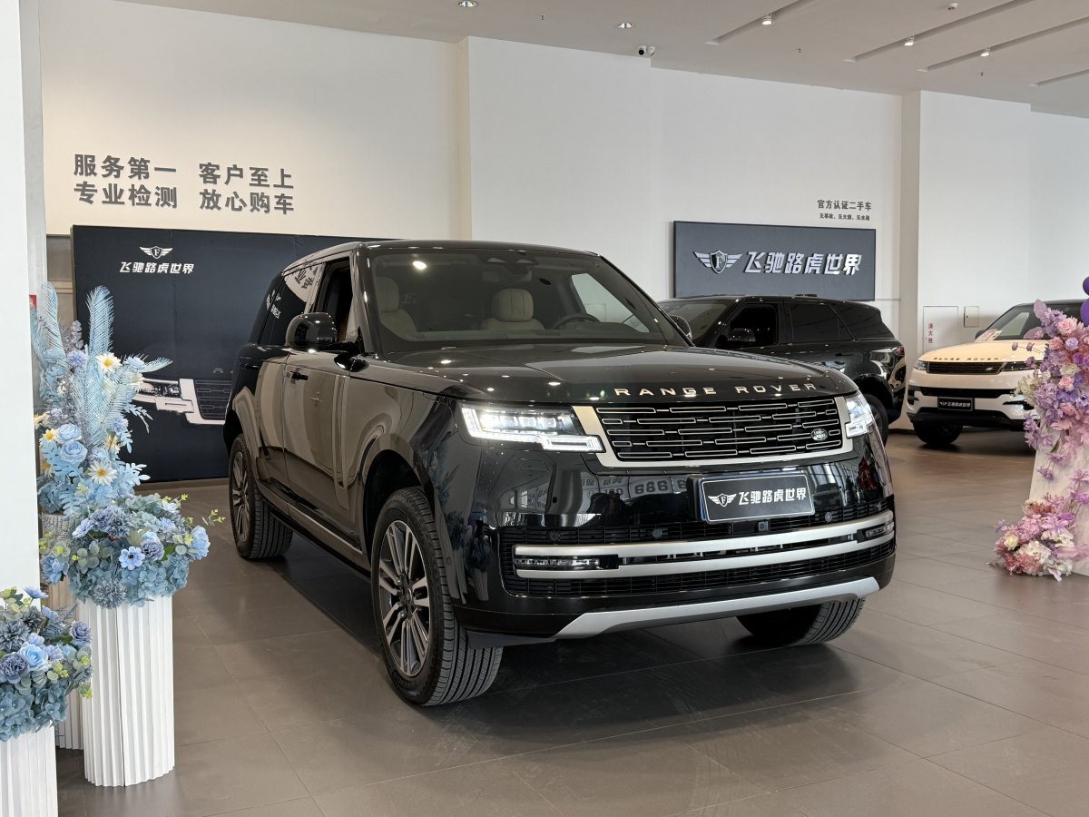 路虎 攬勝  2024款 3.0 L6 400PS 盛世加長(zhǎng)版 七座圖片