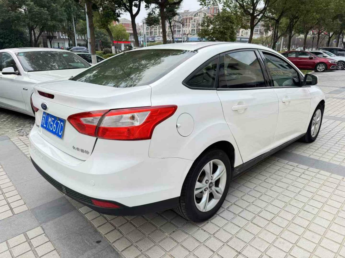 福特 ?？怂? 2014款 兩廂經(jīng)典 1.8L 自動酷白典藏版圖片