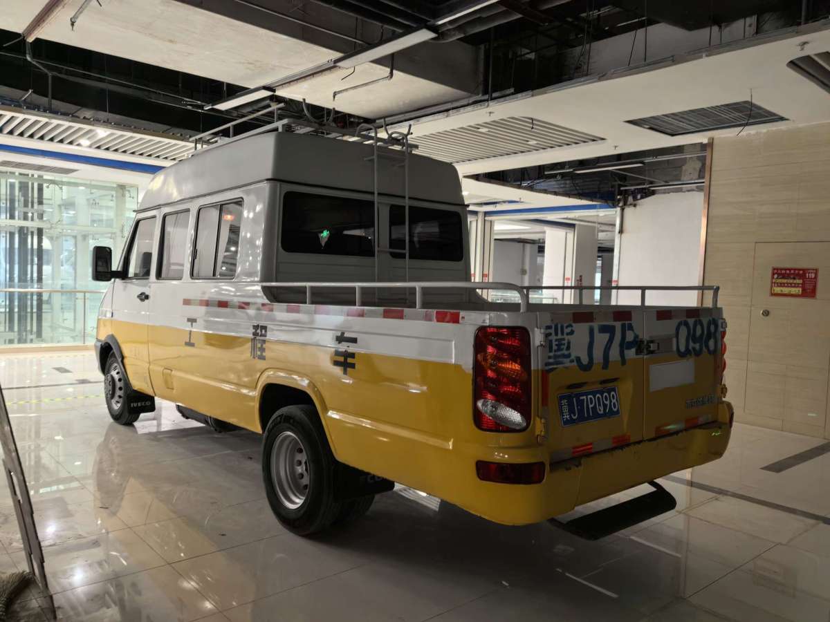 依維柯 得意  2021款 2.8T A40 M2客車10-17座長(zhǎng)軸中頂雙胎手動(dòng)門圖片