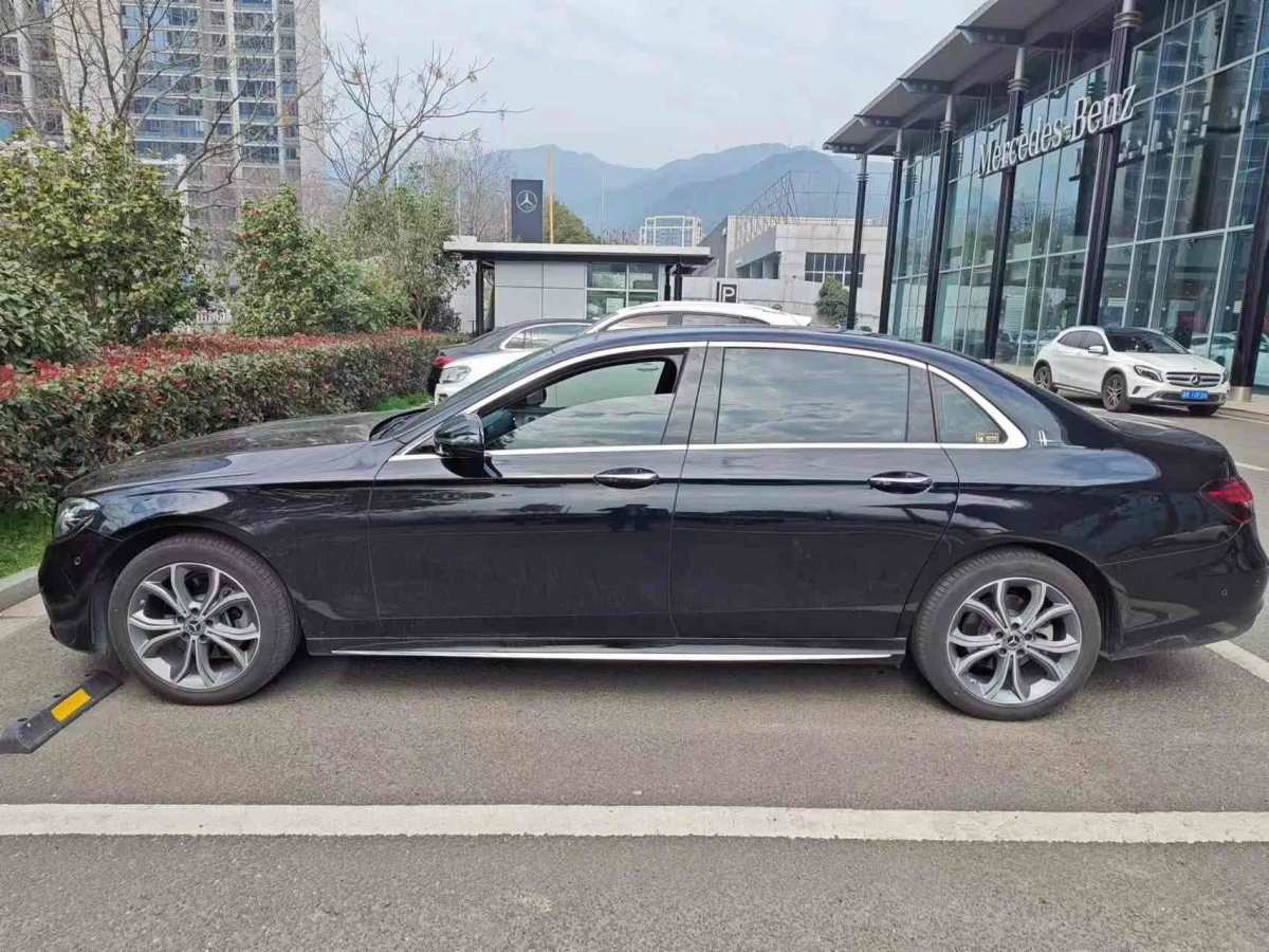奔馳 奔馳E級(jí)  2021款 改款 E 300 L 運(yùn)動(dòng)豪華型圖片