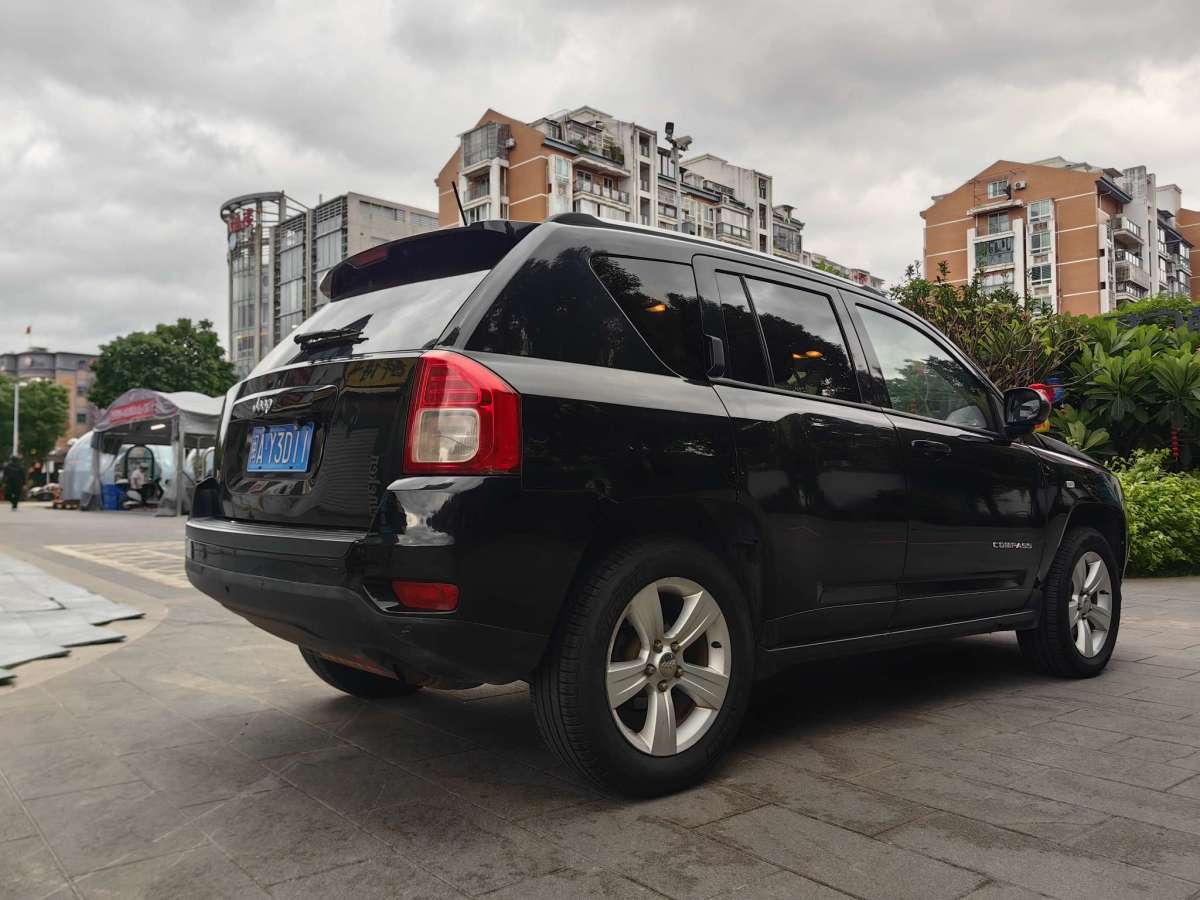 Jeep 指南者  2012款 2.0L 兩驅(qū)運(yùn)動版圖片