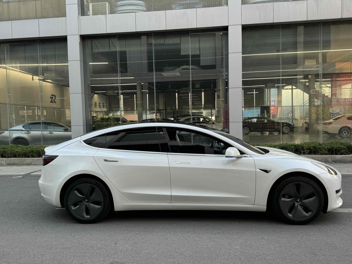 特斯拉 Model 3  2019款 標(biāo)準(zhǔn)續(xù)航后驅(qū)升級(jí)版圖片