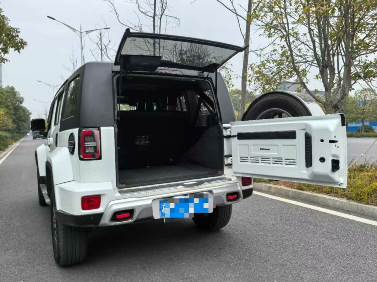 北京 BJ40  2021款 2.0T 自動四驅(qū)環(huán)塔冠軍版圖片