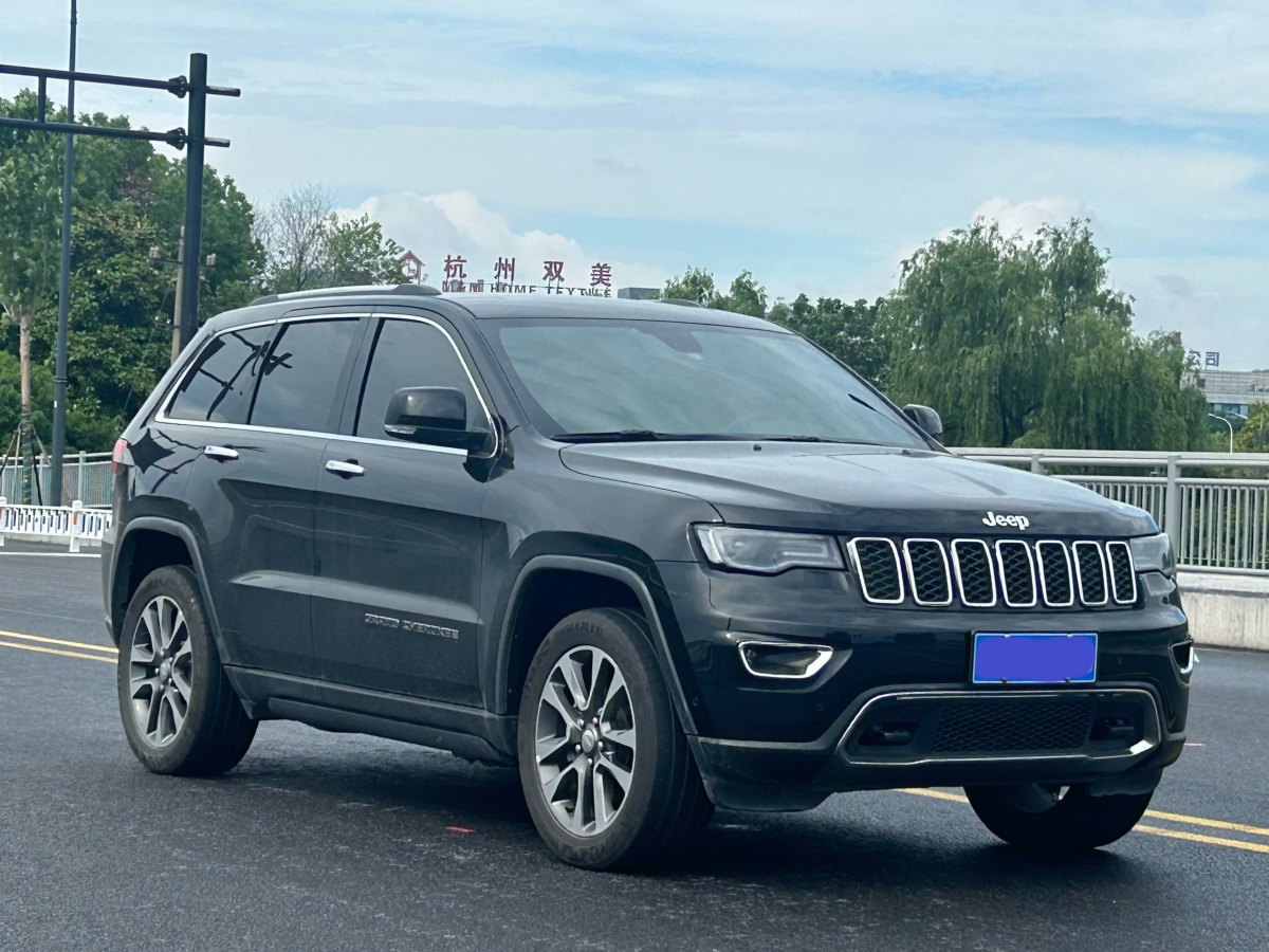 Jeep 大切諾基  2017款 3.0L 精英導(dǎo)航版圖片
