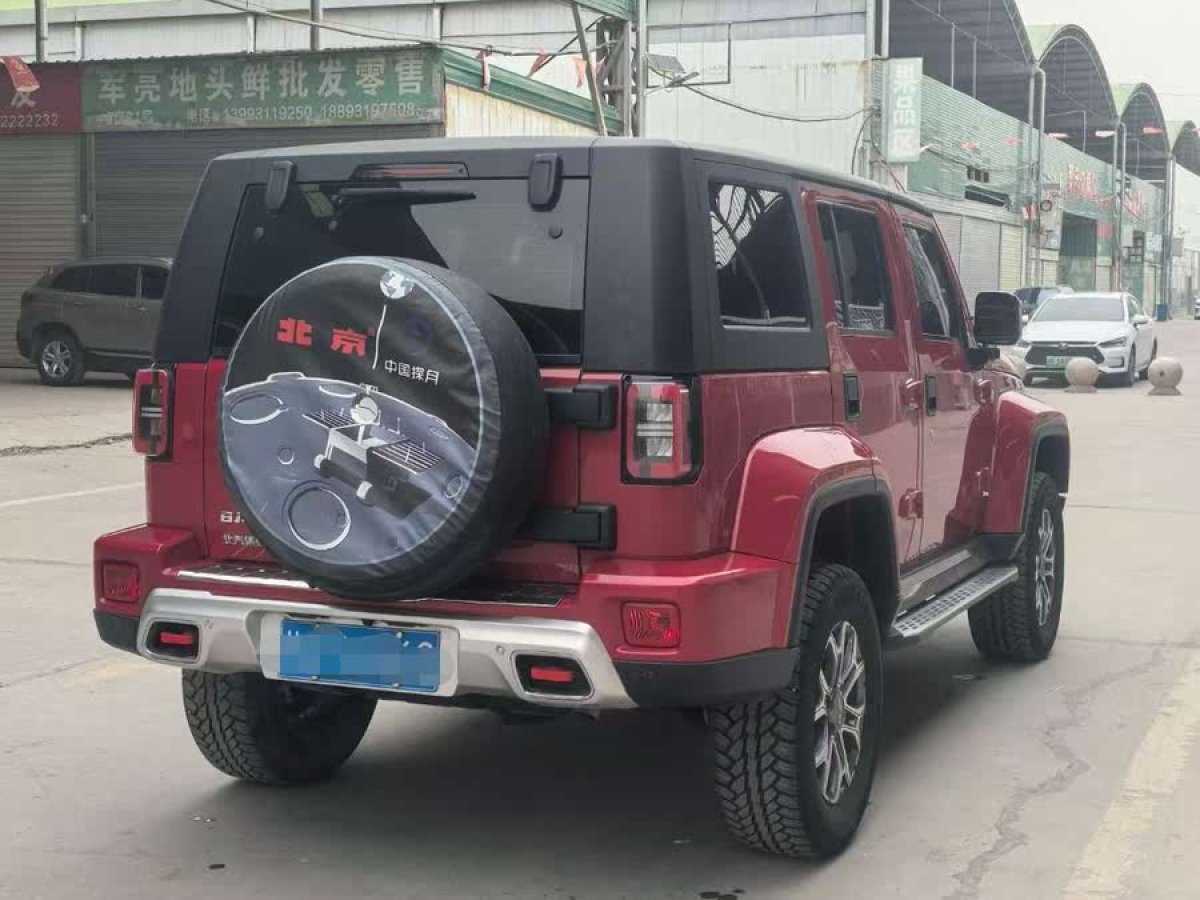 北京 BJ40  2023款 2.0T 自動(dòng)四驅(qū)城市獵人版?zhèn)b客型圖片