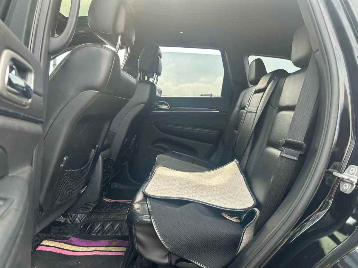 Jeep 大切諾基  2019款 3.0L 專業(yè)導(dǎo)航版圖片