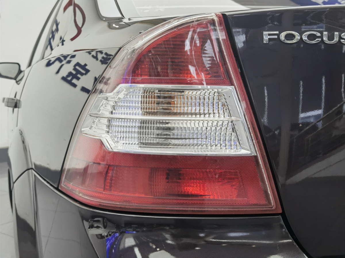 2012年11月福特 福克斯  2012款 三厢经典 1.8L 自动基本型