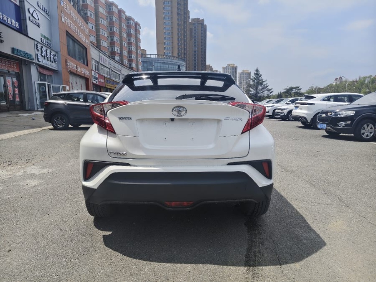 豐田 C-HR  2020款 2.0L 領(lǐng)先版圖片