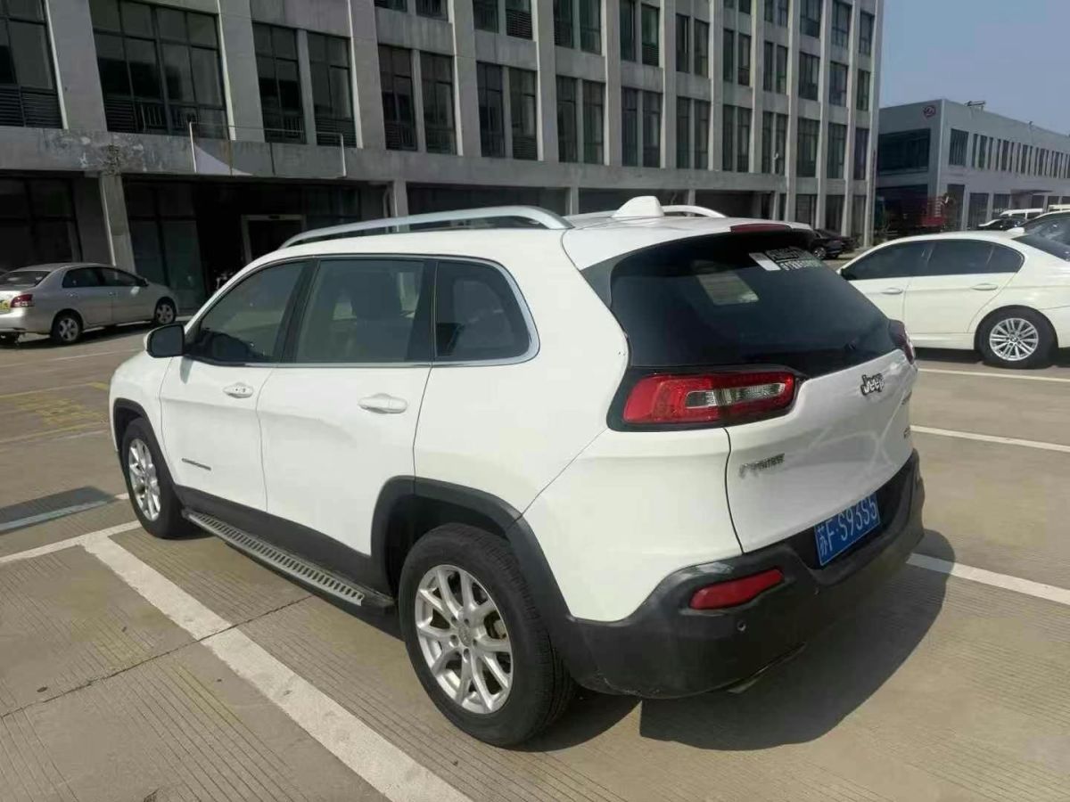 Jeep 自由光  2017款 2.0L 優(yōu)越版圖片