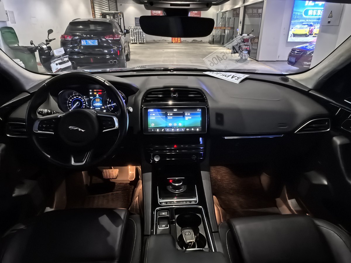 捷豹 F-PACE  2018款 2.0T 四驅(qū)都市尊享版圖片