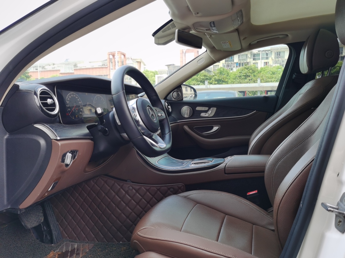 2019年01月奔驰 奔驰E级  2019款 改款 E 300 L 运动时尚型