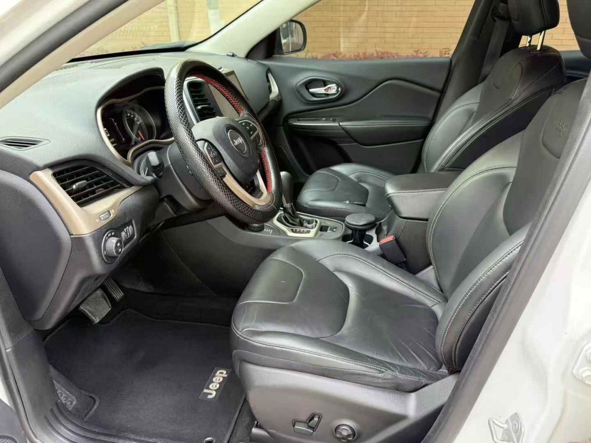 Jeep 自由光  2016款 2.0L 優(yōu)越版圖片