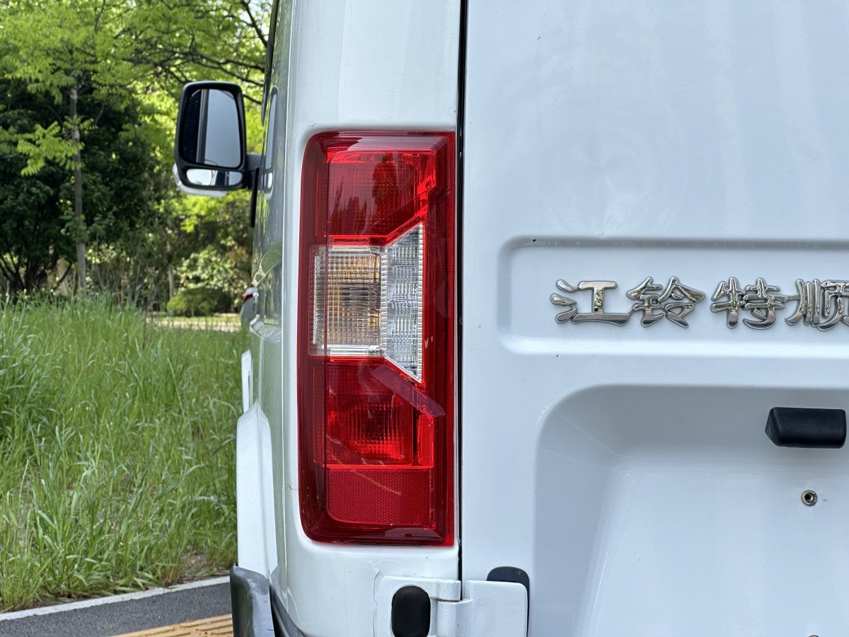 江铃 特顺  2019款 2.8T商运型短轴中顶6座国VI JX493图片