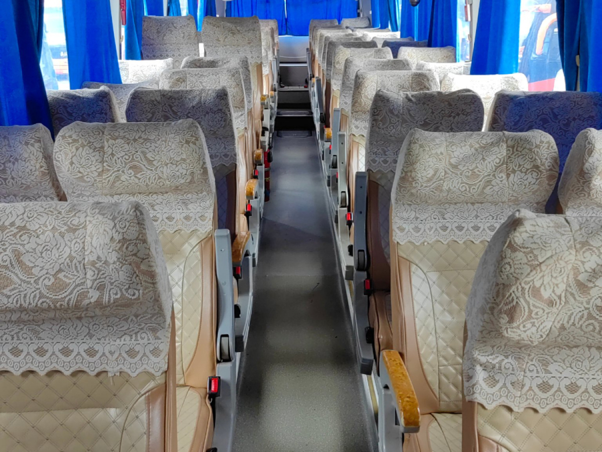 2015年2月法拉利 612 深圳牌国四12米55座金龙6129一手气囊旅游车