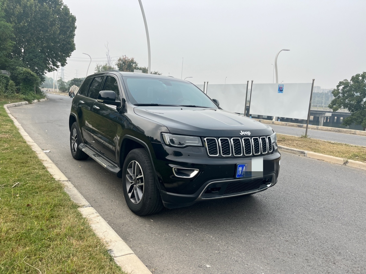 Jeep 大切諾基  2019款 3.0L 專業(yè)導(dǎo)航版圖片