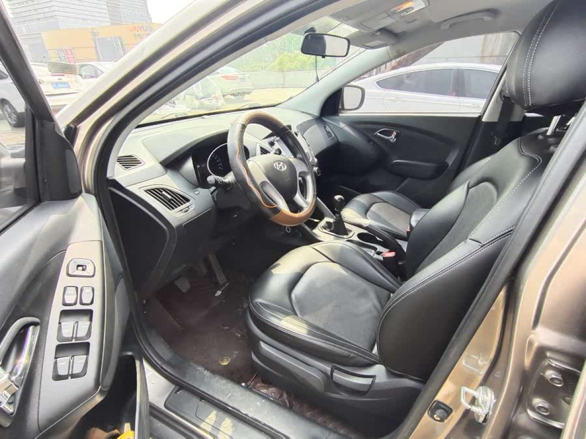 現(xiàn)代 ix35  2015款 2.0L 手動(dòng)兩驅(qū)舒適型 國(guó)V圖片