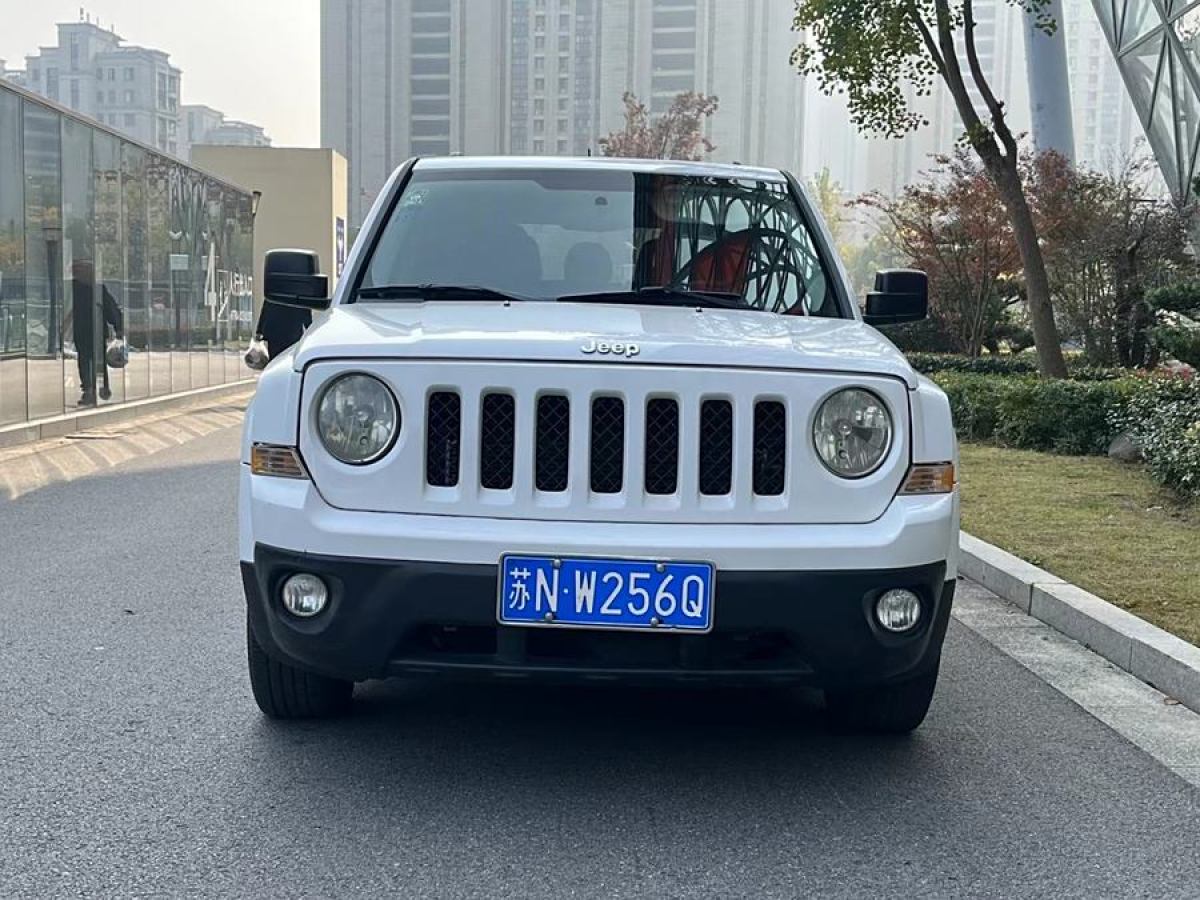 Jeep 自由客  2012款 2.4 運(yùn)動(dòng)版圖片