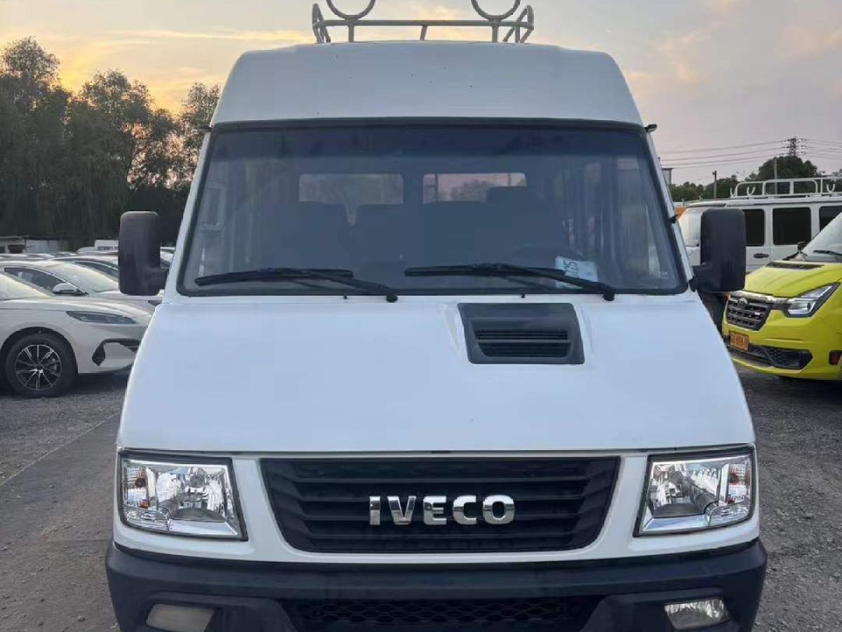依維柯 得意  2021款 2.8T V35 VAN廂式運輸車3座短軸中頂單胎手動門圖片