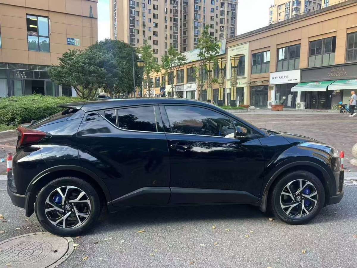 豐田 C-HR  2020款 2.0L 領(lǐng)先版圖片