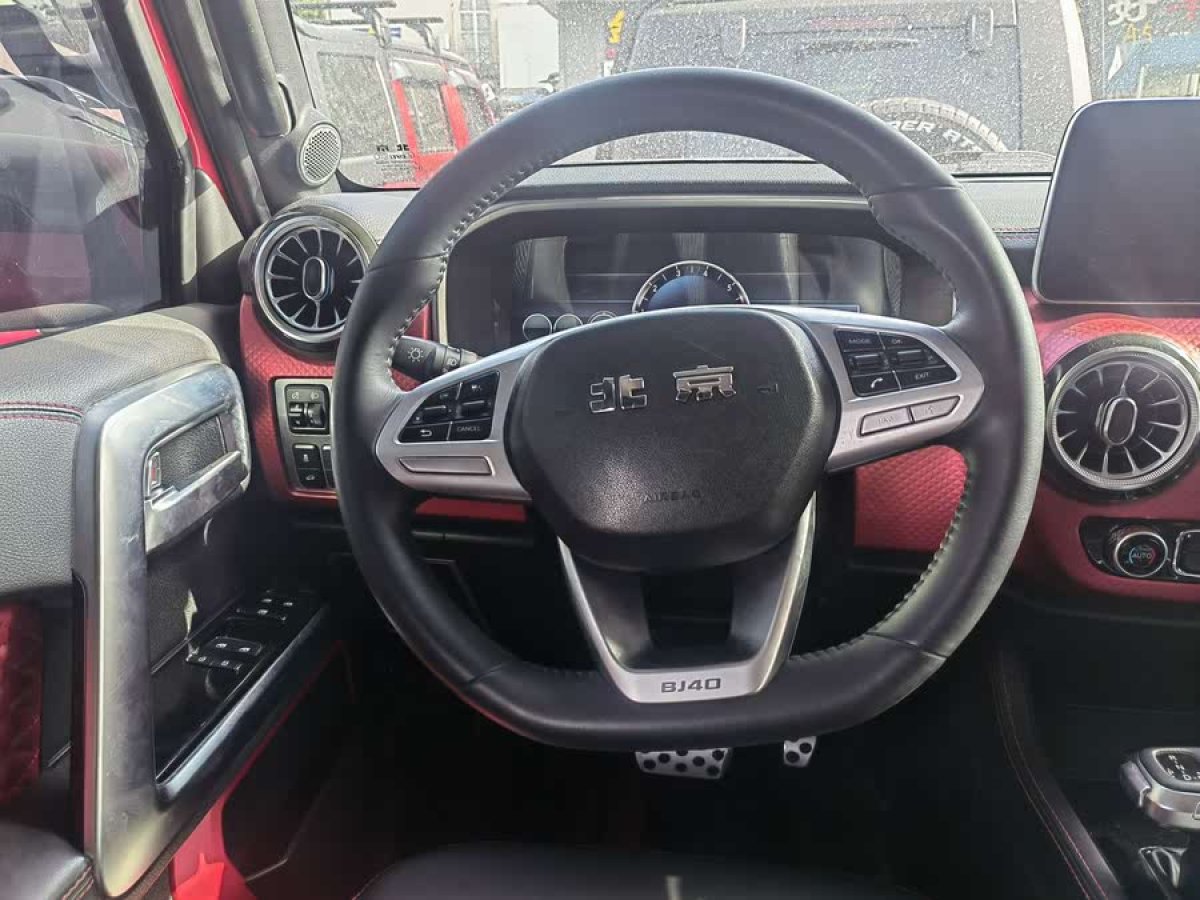 北京 BJ40  2021款 2.0D 自動(dòng)四驅(qū)刀鋒英雄版?zhèn)b客型圖片