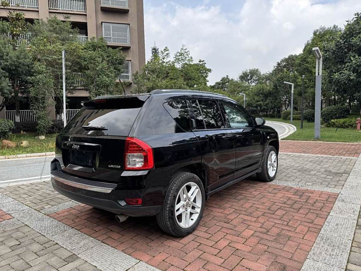 Jeep 指南者  2013款 2.4L 四驅(qū)豪華版圖片