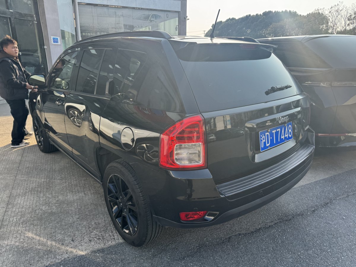 Jeep 指南者  2013款 2.4L 四驅(qū)炫黑導(dǎo)航版圖片