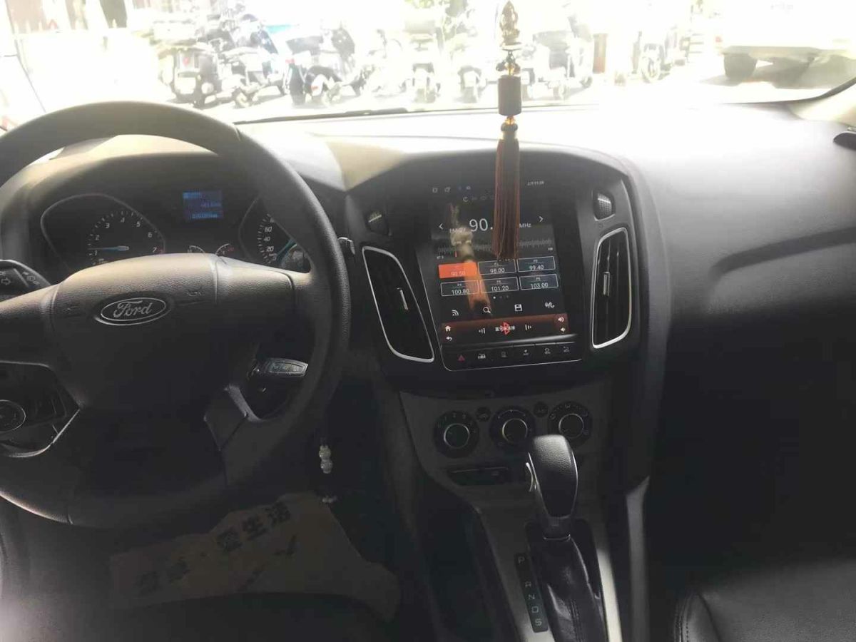 福特 ?？怂? 2014款 兩廂經(jīng)典 1.8L 手動(dòng)酷白典藏版圖片