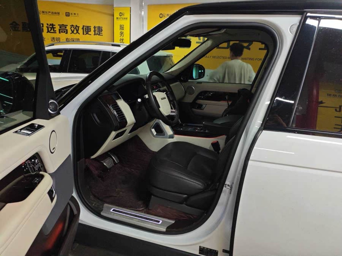 路虎 攬勝  2021款 3.0 L6 傳世加長(zhǎng)經(jīng)典版圖片