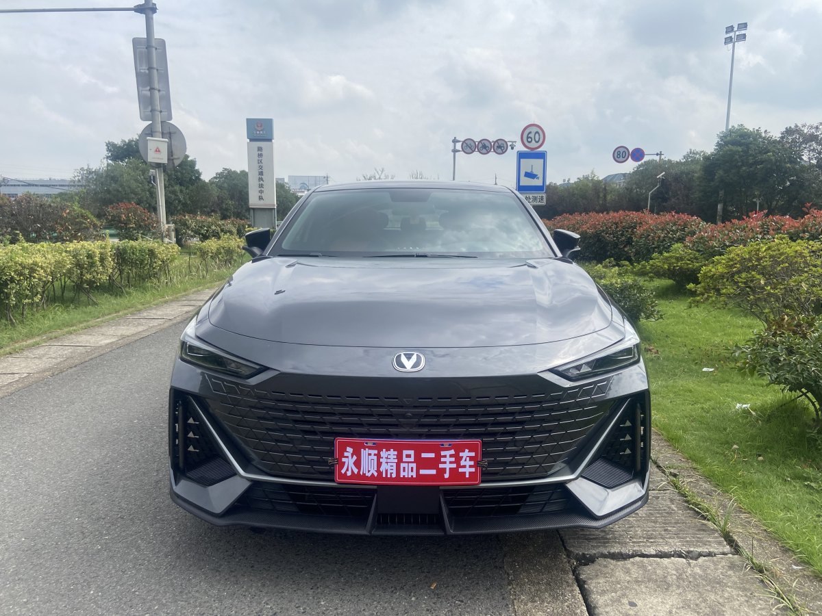 長安 長安UNI-V  2022款 1.5T 運(yùn)動版圖片