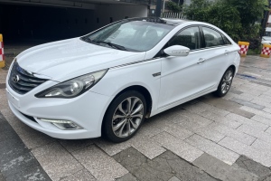索納塔 現(xiàn)代 2.0L 自動(dòng)領(lǐng)先版