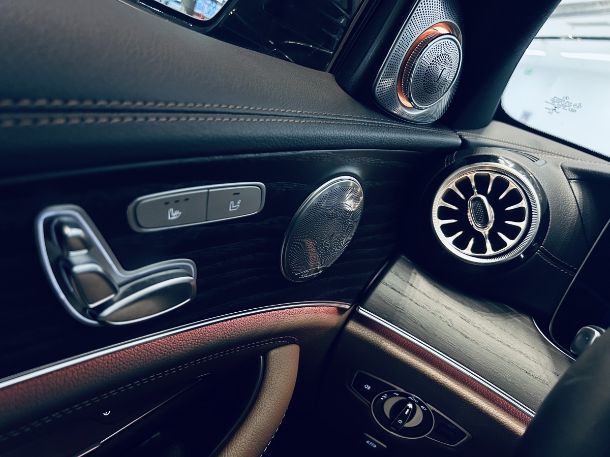 奔驰 奔驰E级新能源  2022款 改款 E 350 e L 插电式混合动力运动轿车图片