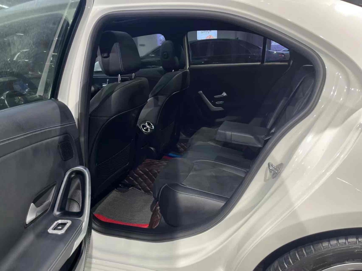 奔驰 奔驰A级  2019款 A 200 L 运动轿车先行特别版图片