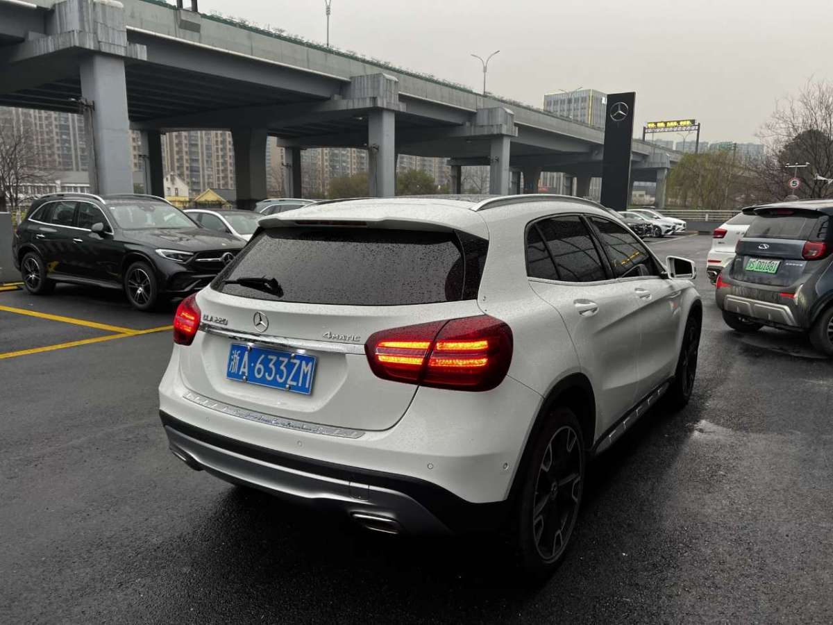 奔馳 奔馳GLA  2017款 GLA 220 4MATIC 時(shí)尚型圖片