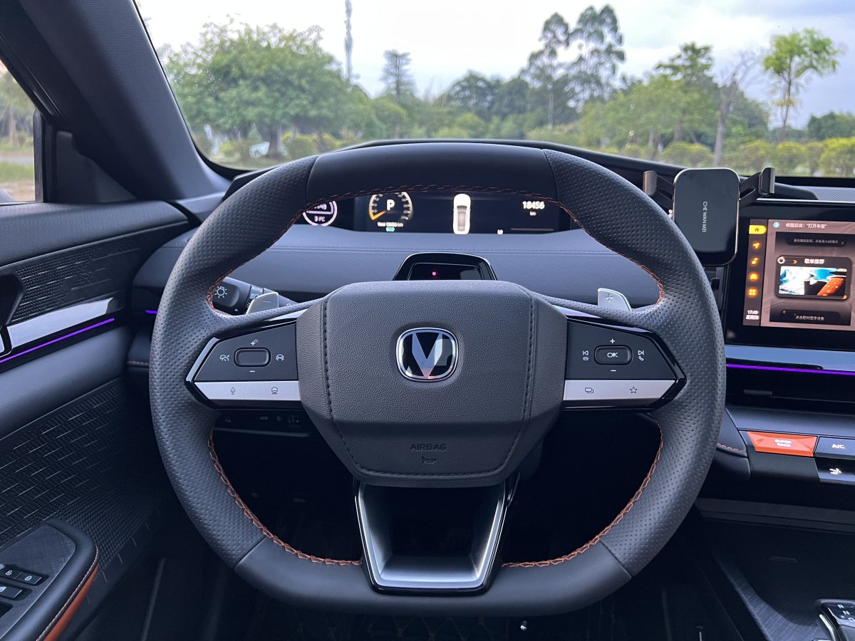 長(zhǎng)安 長(zhǎng)安UNI-V  2022款 1.5T 尊貴型圖片