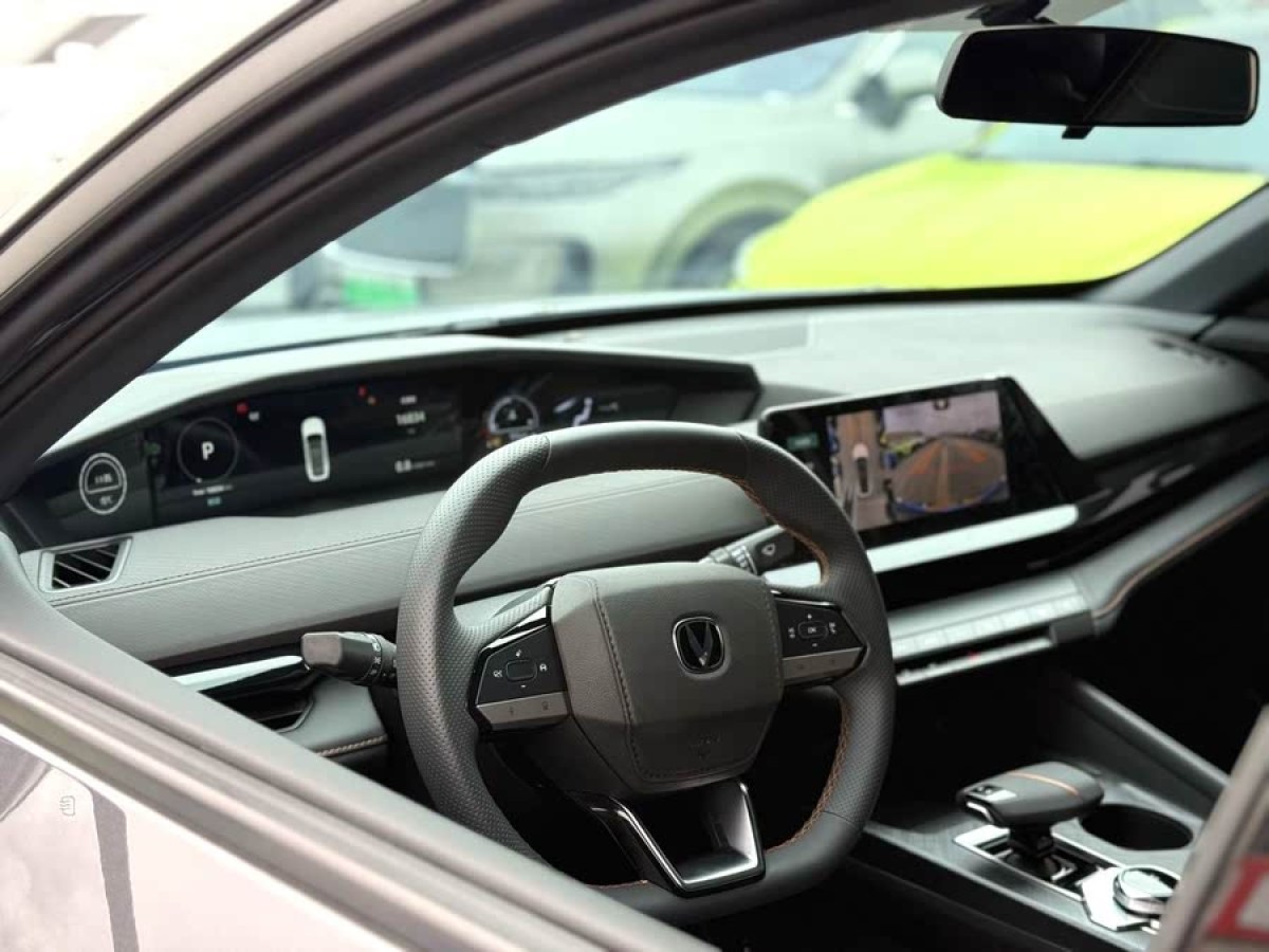 長安 長安UNI-V  2023款 1.5T 尊貴型圖片