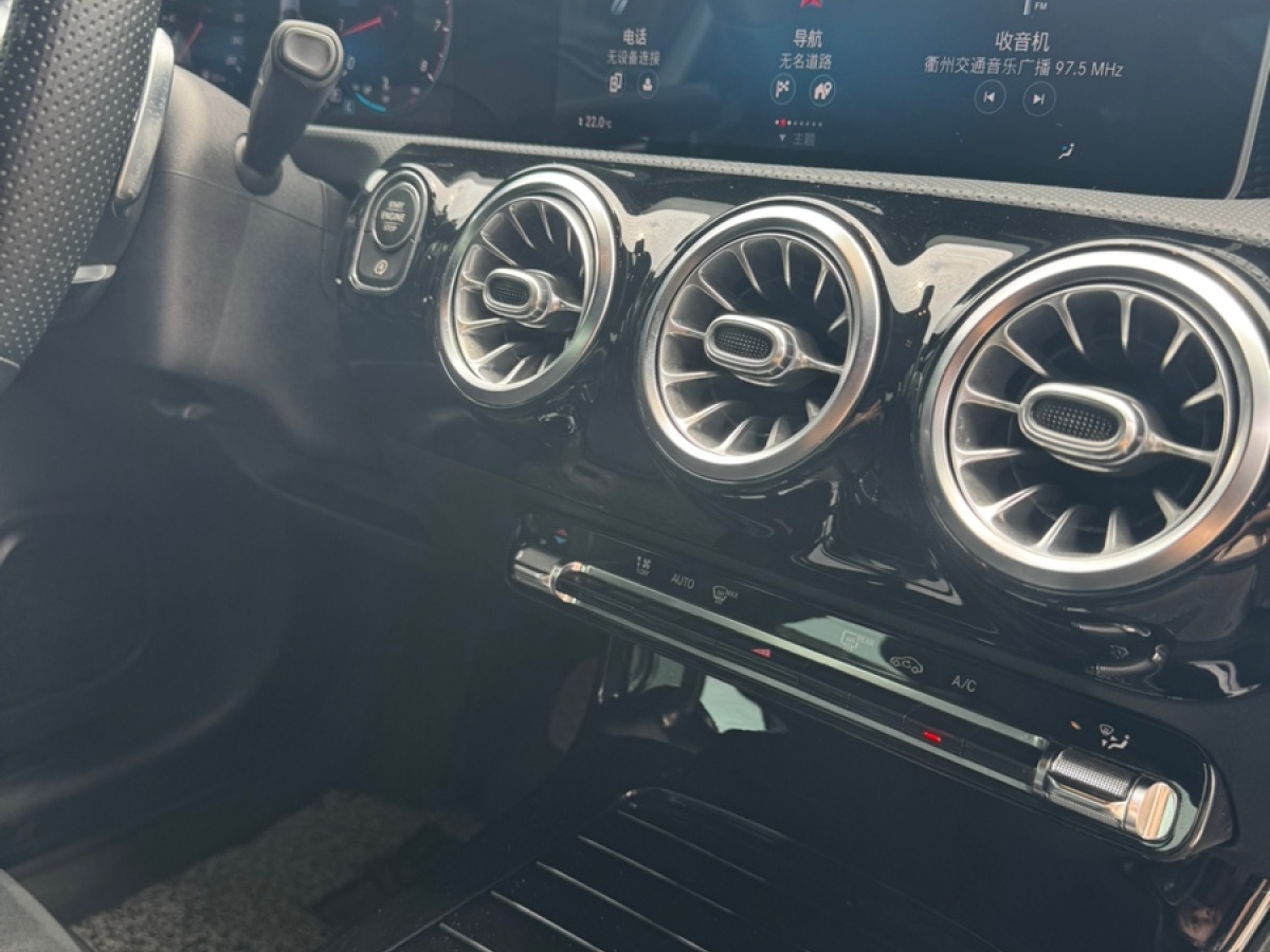 奔馳 奔馳A級(jí)  2020款 改款 A 200 L 運(yùn)動(dòng)轎車動(dòng)感型圖片