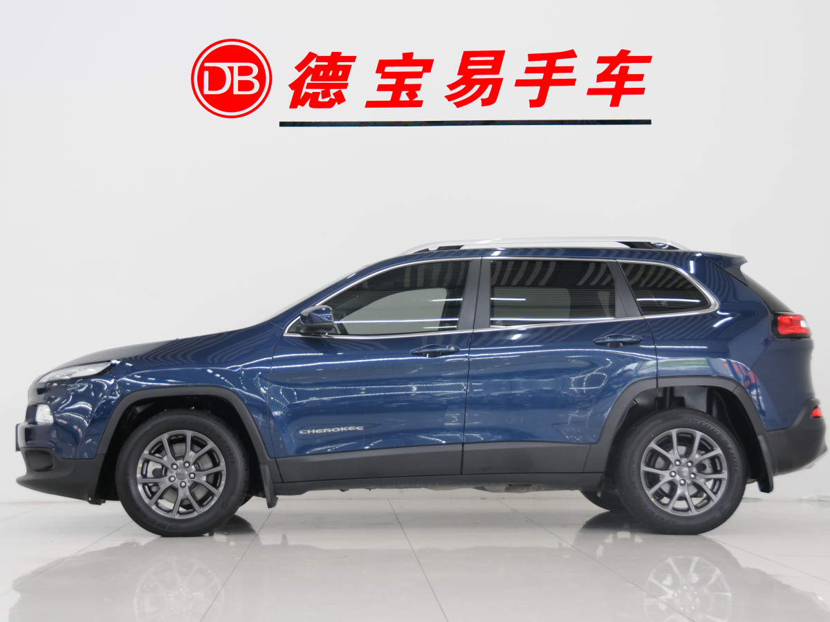 Jeep 自由光  2020款 2.0L 兩驅(qū)經(jīng)典運動版圖片