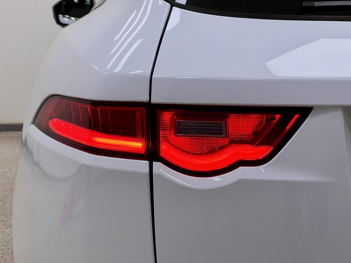2017年3月捷豹 F-PACE  2016款 2.0T 兩驅(qū)R-Sport運(yùn)動(dòng)版