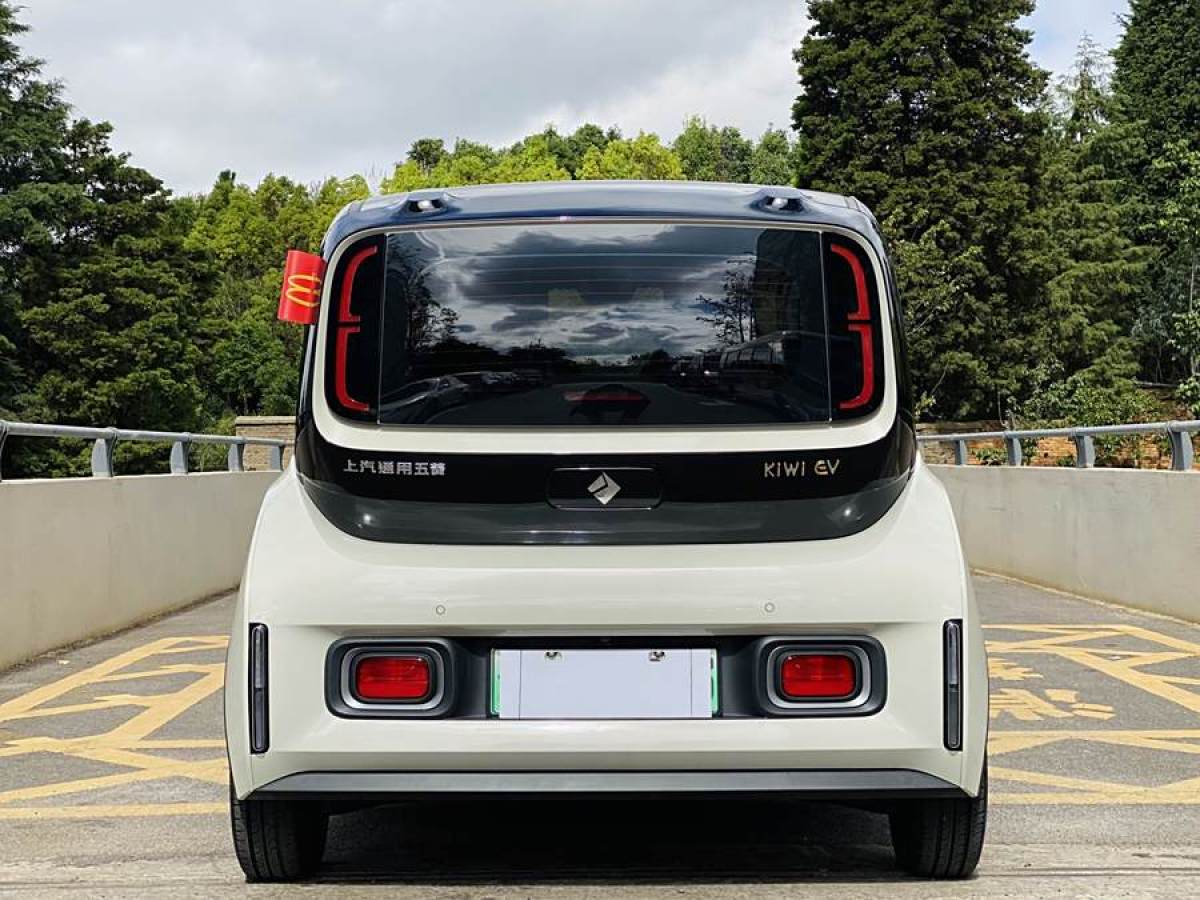 2022年7月寶駿 寶駿KiWi EV  2022款 藝術(shù)家輕享版 三元鋰