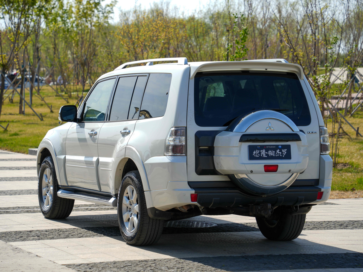 2010年6月三菱 帕杰罗  2011款 3.8L 尊贵版