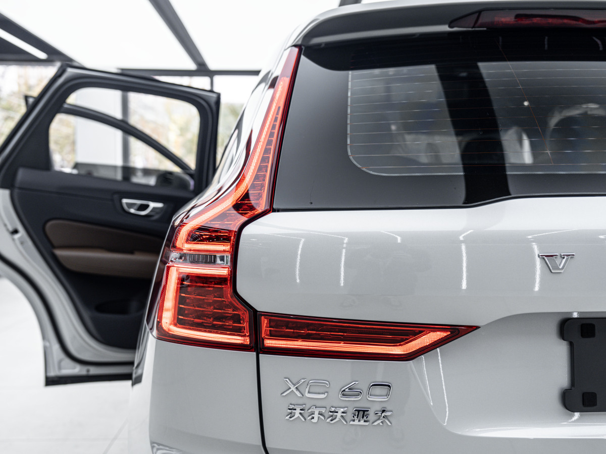 沃爾沃 XC60新能源  2024款 T8 插電混動 長續(xù)航四驅(qū)智遠(yuǎn)豪華版圖片