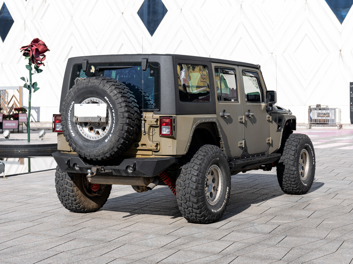 Jeep 牧馬人  2015款 2.8TD Sahara 四門(mén)版圖片