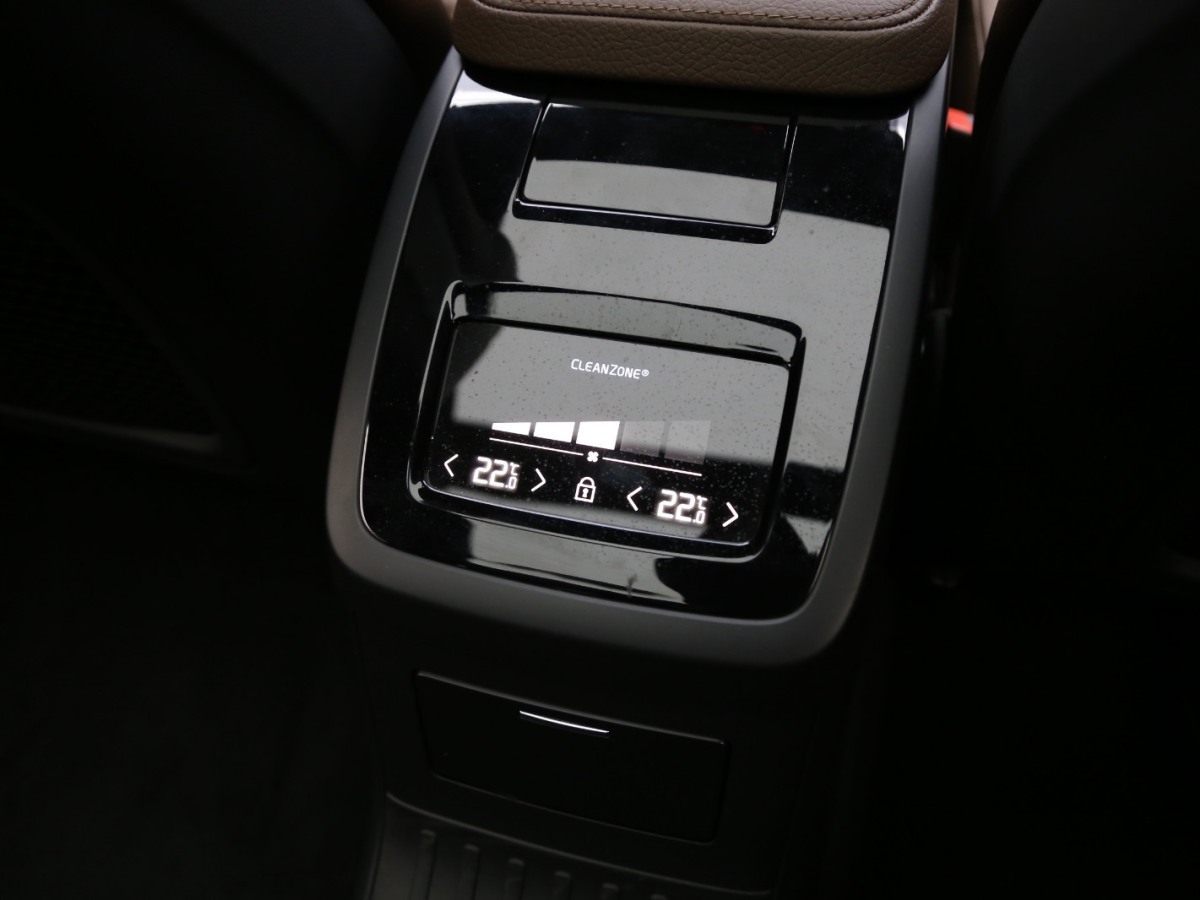 2021年6月沃尔沃 S90新能源  2021款 T8 E驱混动 智逸豪华版