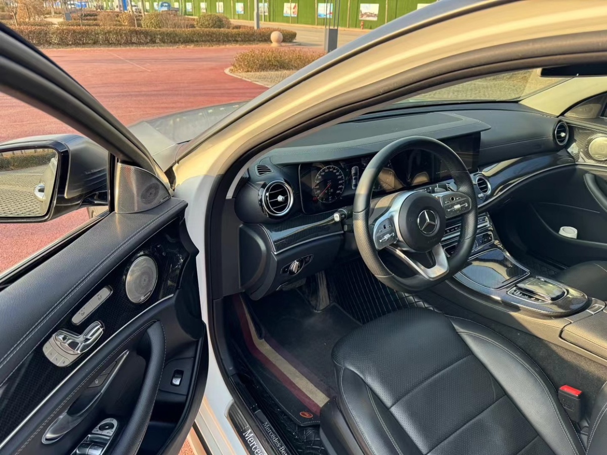 2019年05月奔驰 奔驰E级  2019款 改款 E 300 L 运动时尚型
